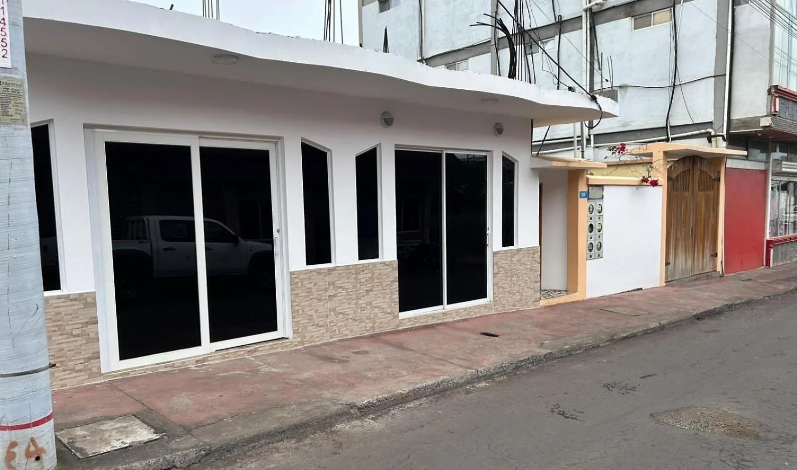 Suits Ja Puerto Ayora  Ecuador